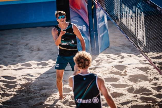 Beachvolleyball Männer Allianz German Beach Tour 2025 Tourstop Berlin 21.08.2025 hinten Yannik Ahr jubelt richtung vorne Luis Henrichs Berlin Funkhaus Beach Berlin Deutschland