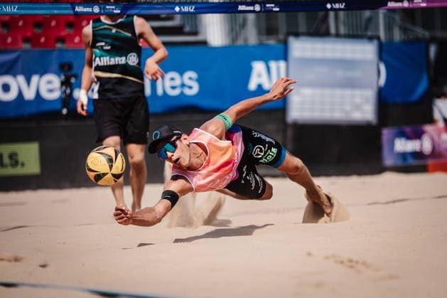 Beachvolleyball Männer Allianz German Beach Tour 2025 Tourstop Berlin 21.08.2025 Valentin Schneckenburger springt zum Ball Berlin Funkhaus Beach Berlin Deutschland