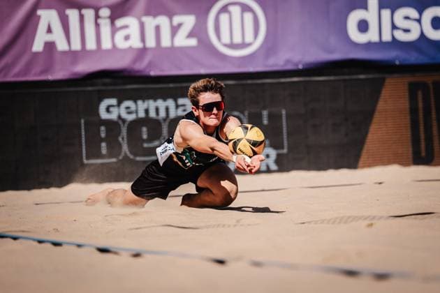 Beachvolleyball Männer Allianz German Beach Tour 2025 Tourstop Berlin 21.08.2025 Moritz Camp springt zum Ball Berlin Funkhaus Beach Berlin Deutschland
