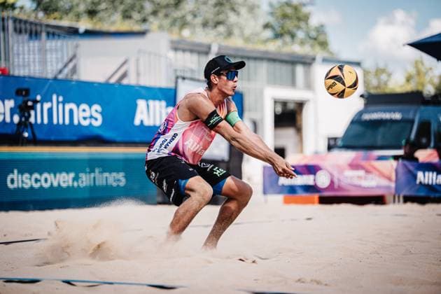 Beachvolleyball Männer Allianz German Beach Tour 2025 Tourstop Berlin 21.08.2025 Valentin Schneckenburger nimmt den Ball an Berlin Funkhaus Beach Berlin Deutschland