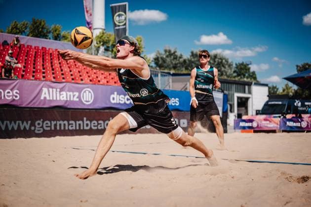 Beachvolleyball Männer Allianz German Beach Tour 2025 Tourstop Berlin 21.08.2025 Malte Höppner spielt den Ball Berlin Funkhaus Beach Berlin Deutschland