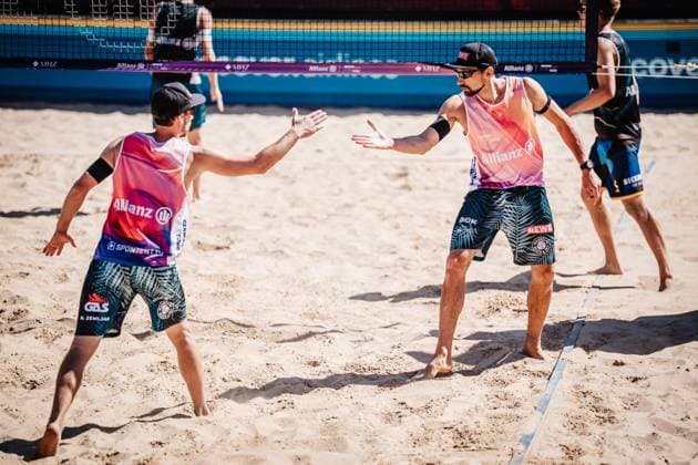 Beachvolleyball Männer Allianz German Beach Tour 2025 Tourstop Berlin 21.08.2025 v.l. Nejc Zemljak und Jonathan Erdmann klatschen ein Berlin Funkhaus Beach Berlin Deutschland