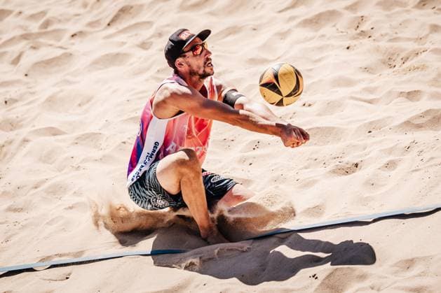 Beachvolleyball Männer Allianz German Beach Tour 2025 Tourstop Berlin 21.08.2025 Nejc Zemljak nimmt den Ball an Berlin Funkhaus Beach Berlin Deutschland
