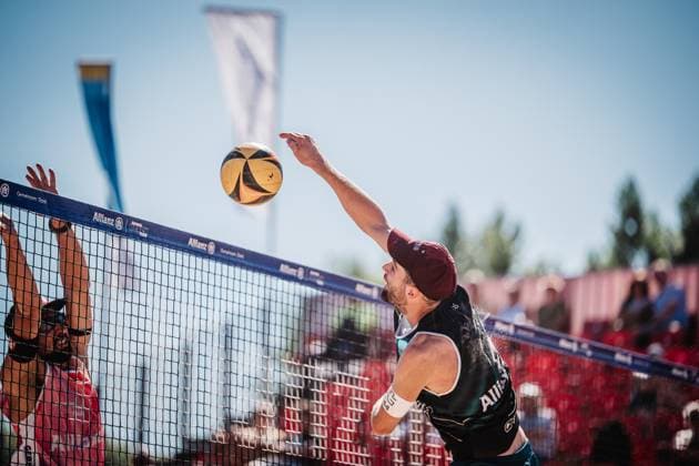 Beachvolleyball Männer Allianz German Beach Tour 2025 Tourstop Berlin 21.08.2025 rechts Manuel Harms beim Angriff gegen links Jonathan Erdmann Berlin Funkhaus Beach Berlin Deutschland