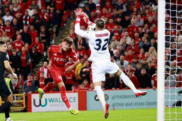 Aberdeen v Steaua Bucharest Europa League 21 08 2025. Play-Off È˜tefan TÃ¢rnovanu (GK) (32) of FCSB save a header from Dante Polvara of Aberdeen during the Europa League Play-Off match between Aberdeen and Steaua Bucharest at Pittodrie Stadium, Aberdeen, Scotland on 21 August 2025. Aberdeen Pittodrie Stadium Aberdeenshire Scotland Editorial use only , Copyright: xStephenxDobsonx PSI-22642-0057