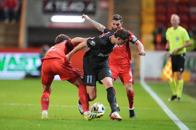 Dante Polvara of Aberdeen challenges David Miculescu of FCSB for the ball Aberdeen v FCSB, UEFA Europa League, Play-Off Round, First Leg, Football, Pittodrie, Aberdeen, Scotland, UK - 21 Aug 2025Aberdeen Pittodrie Scotland United Kingdom EDITORIAL USE ONLY No use with unauthorised audio, video, data, fixture lists, club league logos or live services. Online in-match use limited to 120 images, no video emulation. No use in betting, games or single club league player publications. Copyright: xPetexSummers Shutterstockx 15449391fs