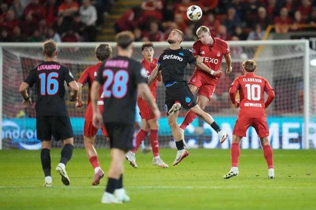 Mats Knoester of Aberdeen controls the ball Aberdeen v FCSB, UEFA Europa League, Play-Off Round, First Leg, Football, Pittodrie, Aberdeen, Scotland, UK - 21 Aug 2025Aberdeen Pittodrie Scotland United Kingdom EDITORIAL USE ONLY No use with unauthorised audio, video, data, fixture lists, club league logos or live services. Online in-match use limited to 120 images, no video emulation. No use in betting, games or single club league player publications. Copyright: xPetexSummers Shutterstockx 15449391fw