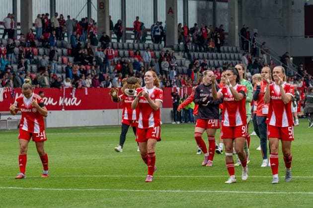 Die Muenchnerinnen freuen sich ueber den Sieg und bedanken sich bei den Fans fuer die Unterstuetzung GER, FC Bayern Muenchen Frauen vs. Real Madrid CF, Fussball, Frauen, Testspiel, Saison 2025 2026, 21.08.2025. (DFL DFB REGULATIONS PROHIBIT ANY USE OF PHOTOGRAPHS as IMAGE SEQUENCES and or QUASI-VIDEO). GER, FC Bayern Muenchen Frauen vs. Real Madrid CF, Fussball, Frauen, Testspiel, Saison 2025 2026, 21.08.2025. Muenchen Copyright: xEibner-Pressefoto HeikexFeinerx EP_HFR