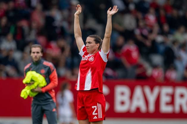 Vanessa Gilles (FC Bayern Muenchen Frauen, 02) mit hoch gestreckten Armen GER, FC Bayern Muenchen Frauen vs. Real Madrid CF, Fussball, Frauen, Testspiel, Saison 2025 2026, 21.08.2025. (DFL DFB REGULATIONS PROHIBIT ANY USE OF PHOTOGRAPHS as IMAGE SEQUENCES and or QUASI-VIDEO). GER, FC Bayern Muenchen Frauen vs. Real Madrid CF, Fussball, Frauen, Testspiel, Saison 2025 2026, 21.08.2025. Muenchen Copyright: xEibner-Pressefoto HeikexFeinerx EP_HFR