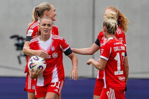 Die Muenchnerinnen bejubeln mit Georgia Stanway (FC Bayern Muenchen Frauen, 31) deren Tor zum 1:0 GER, FC Bayern Muenchen Frauen vs. Real Madrid CF, Fussball, Frauen, Testspiel, Saison 2025 2026, 21.08.2025. (DFL DFB REGULATIONS PROHIBIT ANY USE OF PHOTOGRAPHS as IMAGE SEQUENCES and or QUASI-VIDEO). GER, FC Bayern Muenchen Frauen vs. Real Madrid CF, Fussball, Frauen, Testspiel, Saison 2025 2026, 21.08.2025. Muenchen Copyright: xEibner-Pressefoto HeikexFeinerx EP_HFR