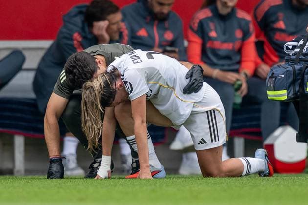 Eva Navarro (Real Madrid CF, 19) muss verletzt behandelt werden GER, FC Bayern Muenchen Frauen vs. Real Madrid CF, Fussball, Frauen, Testspiel, Saison 2025 2026, 21.08.2025. (DFL DFB REGULATIONS PROHIBIT ANY USE OF PHOTOGRAPHS as IMAGE SEQUENCES and or QUASI-VIDEO). GER, FC Bayern Muenchen Frauen vs. Real Madrid CF, Fussball, Frauen, Testspiel, Saison 2025 2026, 21.08.2025. Muenchen Copyright: xEibner-Pressefoto HeikexFeinerx EP_HFR