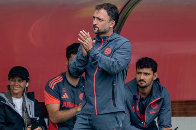 Jose Barcala (Chef-Trainer, FC Bayern Muenchen Frauen) applaudierend GER, FC Bayern Muenchen Frauen vs. Real Madrid CF, Fussball, Frauen, Testspiel, Saison 2025 2026, 21.08.2025. (DFL DFB REGULATIONS PROHIBIT ANY USE OF PHOTOGRAPHS as IMAGE SEQUENCES and or QUASI-VIDEO). GER, FC Bayern Muenchen Frauen vs. Real Madrid CF, Fussball, Frauen, Testspiel, Saison 2025 2026, 21.08.2025. Muenchen Copyright: xEibner-Pressefoto HeikexFeinerx EP_HFR
