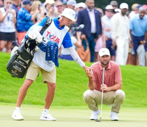 August 21, 2025, Atlanta, Georgia, USA: Scottie Scheffler (R) and his caddie Ted Scott, line up a putt on the first green during the first round of the 2025 TOUR Championship at East Lake Golf Club. Atlanta USA - ZUMAw109 20250821_fap_w109_031 Copyright: xDebbyxWongx