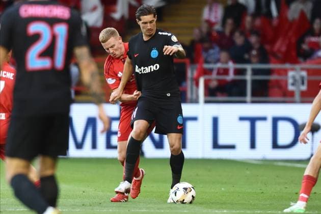 Aberdeen v Steaua Bucharest Europa League 21 08 2025. Play-Off David Miculescu (11) of FCSB and Gavin Molloy of Aberdeen during the Europa League Play-Off match between Aberdeen and Steaua Bucharest at Pittodrie Stadium, Aberdeen, Scotland on 21 August 2025. Aberdeen Pittodrie Stadium Aberdeenshire Scotland Editorial use only , Copyright: xStephenxDobsonx PSI-22642-0076