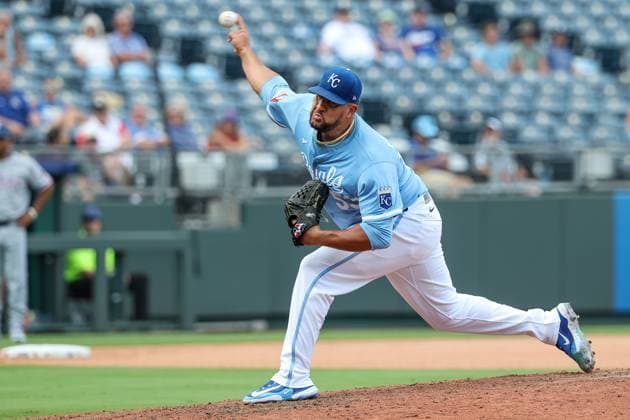 August 21, 2025: Kansas City Royals relief pitcher Carlos Estevez (53) throws during the ninth inning of a baseball game against the Texas Rangers at Kauffman Stadium in Kansas City, MO. CSM Kansas City United States of America - ZUMAc04_ 20250821_zma_c04_089 Copyright: xDavidxSmithx