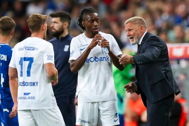 Lech Poznan vs KRC Genk - UEFA Europa League Patrik Hrosovsky, Joris Kayembe and Thorsten Fink during UEFA Europa League play-off match between Lech Poznan and KRC Genk at Poznan Stadium in Poznan,Poland on August 21, 2025 Poznan Poland  Copyright: xAndrzejxIwanczukx originalFilename:iwanczuk-lechpozn250821_npr74.jpg