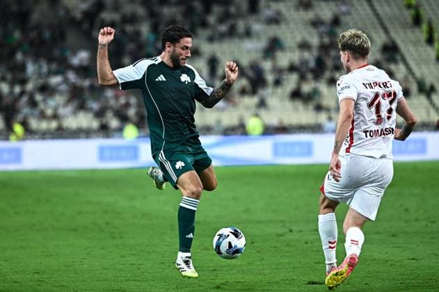 2 Davide Calabria of Panathinaikos competes with 17 Logi Tomasson of Samsunspor during the Europa League, Play-offs, 1st leg match between Panathinaikos and Samsunspor at OAKA Stadium on August 21, 2025, in Athens, Greece.  Copyright: xStefanosxKyriazis IPAxSportx xipa-agency.netx xx IPA_62901871 IPA_Agency_IPA62901871