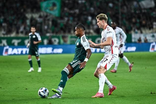 10 Tete of Panathinaikos competes with 17 Logi Tomasson of Samsunspor during the Europa League, Play-offs, 1st leg match between Panathinaikos and Samsunspor at OAKA Stadium on August 21, 2025, in Athens, Greece.  Copyright: xStefanosxKyriazis IPAxSportx xipa-agency.netx xx IPA_62901919 IPA_Agency_IPA62901919