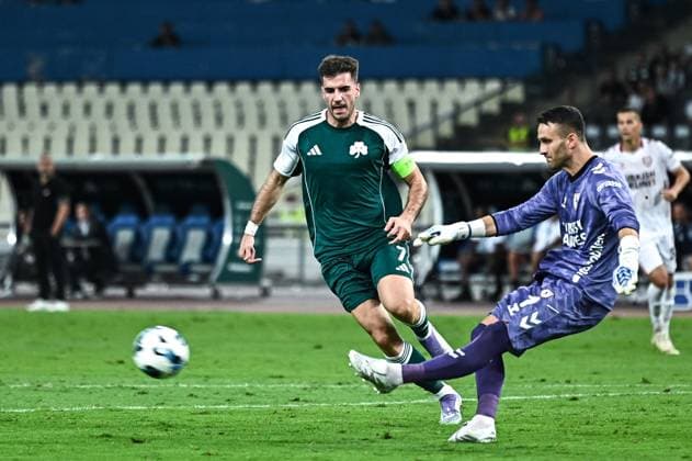 7 Fotis Ioannidis of Panathinaikos competes with 1 Okan Kocuk of Samsunspor during the Europa League, Play-offs, 1st leg match between Panathinaikos and Samsunspor at OAKA Stadium on August 21, 2025, in Athens, Greece.  Copyright: xStefanosxKyriazis IPAxSportx xipa-agency.netx xx IPA_62901996 IPA_Agency_IPA62901996