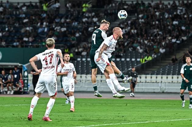 CALCIO - UEFA Europa League - Panathinaikos vs Samsunspor 19 Karol Swiderski of Panathinaikos competes with 4 Rick Van Drongelen of Samsunspor during the Europa League, Play-offs, 1st leg match between Panathinaikos and Samsunspor at OAKA Stadium on August 21, 2025, in Athens, Greece. Athens Greece  Copyright: xIPAxSport ABACAx