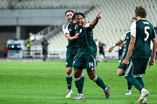 CALCIO - UEFA Europa League - Panathinaikos vs Samsunspor 14 Erik Palmer-Brown of Panathinaikos celebrates a goal with his teammates 2 Davide Calabria and 5 Ahmed Touba during the Europa League, Play-offs, 1st leg match between Panathinaikos and Samsunspor at OAKA Stadium on August 21, 2025, in Athens, Greece. Athens Greece  Copyright: xIPAxSport ABACAx
