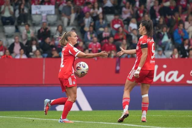Giorgia Stanway (FC Bayern, 31) mit Jovana Damjanovic (FC Bayern, 09). Deutschland, FC Bayern Campus, FC Bayern München, Frauenfußball, Fußball, München, Real Madrid, Testspiel Copyright: xMirjamxGeigerx