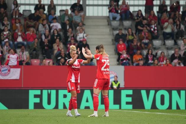 Linda Dallmann (FC Bayern, 10) Sarah Zadrazil (FC Bayern, 25) bejubeln das 2:0. Deutschland, FC Bayern Campus, FC Bayern München, Frauenfußball, Fußball, München, Real Madrid, Testspiel Copyright: xMirjamxGeigerx