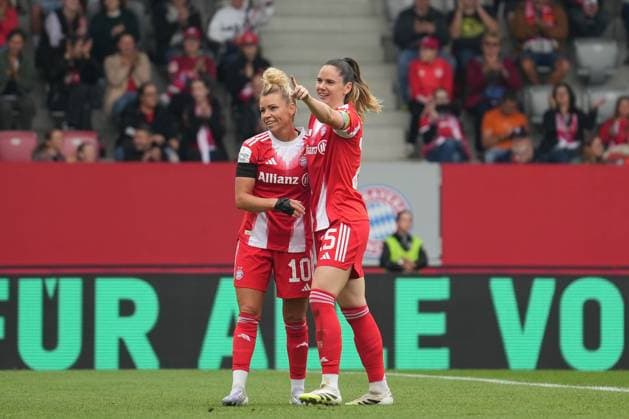 Linda Dallmann (FC Bayern, 10) Sarah Zadrazil (FC Bayern, 25) bejubeln das 2:0. Deutschland, FC Bayern Campus, FC Bayern München, Frauenfußball, Fußball, München, Real Madrid, Testspiel Copyright: xMirjamxGeigerx