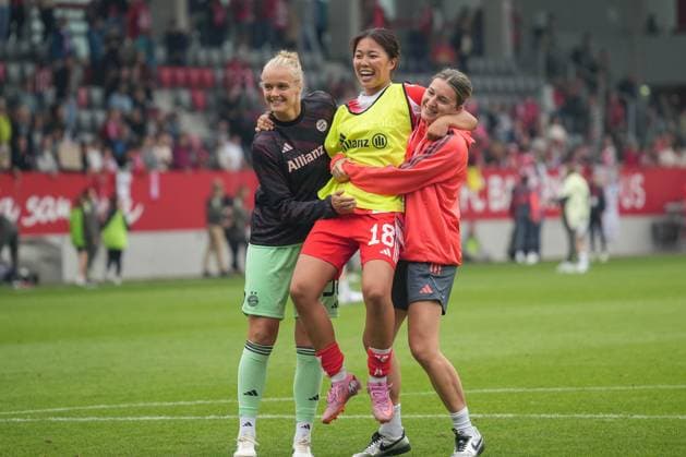 Anna Klink (FC Bayern, 38), Momoko Tanikawa (FC Bayern, 18), Barbara Dunst (Deutschland, 28), FC Bayern Campus, FC Bayern München, Frauenfußball, Fußball, München, Real Madrid, Testspiel Copyright: xMirjamxGeigerx