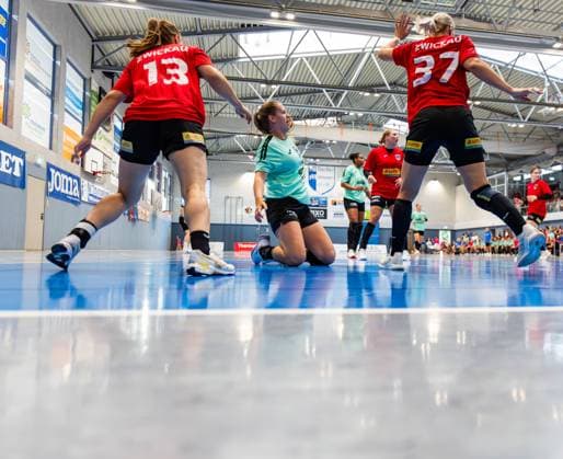 21.08.2025, GER, Handball, Frauen, Saison 2025 2026, 1.BL Alsco Frauen Handball Bundesliga, Testspiel, Thueringer HC - BSV Sachsen Zwickau Julie Holm (Thueringer HC,8) Jasmina Gierga (BSV Sachsen Zwickau) Laura Penzes (BSV Sachsen Zwickau) 99974 Mühlhausen Goermar Görmar-Halle Thüringen Deutschland