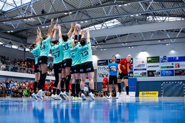 21.08.2025, GER, Handball, Frauen, Saison 2025 2026, 1.BL Alsco Frauen Handball Bundesliga, Testspiel, Thueringer HC - BSV Sachsen Zwickau Anna Szabo (Thueringer HC,26) Anika Niederwieser (Thueringer HC,14) Josefine Hanfland (Thueringer HC,57) Jana Scheib (Thueringer HC,20) Nathalie Hendrikse (Thueringer HC,6) Natsuki Aizawa (Thueringer HC,23) Laura Penzes (BSV Sachsen Zwickau) 99974 Mühlhausen Goermar Görmar-Halle Thüringen Deutschland