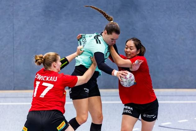 21.08.2025, GER, Handball, Frauen, Saison 2025 2026, 1.BL Alsco Frauen Handball Bundesliga, Testspiel, Thueringer HC - BSV Sachsen Zwickau Charlotte Kaehr (BSV Sachsen Zwickau) Csenge Kuczora (Thueringer HC,59) Koha Nakayama (BSV Sachsen Zwickau) 99974 Mühlhausen Goermar Görmar-Halle Thüringen Deutschland