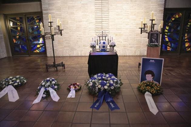 Sport Bilder des Tages Urnenbeisetzung Ulli Potofski auf Schalke Friedhof in Gelsenkirchen ** NUR FÜR REDAKTIONELLE ZWECKE ** EDITORIAL USE ONLY **<p>Urnenbeisetzung Ulli Potofski am Freitag den 22. August 2025 auf Schalke Friedhof in Gelsenkirchen Foto : Frank Oppitz FUNKE Foto Services< p> Deutschland NRW Gelsenkirchen Copyright: FrankxOppitz *** Urn burial Ulli Potofski at Schalke cemetery in Gelsenkirchen FOR EDITORIAL PURPOSES ONLY EDITORIAL USE ONLY p Urn burial Ulli Potofski on Friday August 22, 2025 at Schalke cemetery in Gelsenkirchen Photo Frank Oppitz FUNKE Foto Services p Sport Deutschland NRW Gelsenkirchen Copyright FrankxOppitz Copyright: FrankxOppitz doc82243hjwmvamfiemkjk ,EDITORIAL USE ONLY