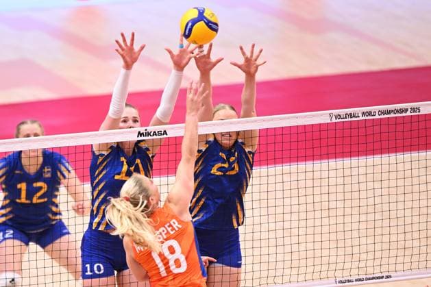 Sport Bilder des Tages 250822 Isabelle Haak and Elsa Arrestad of Sweden during the women s volleyball World Championship, WM, Weltmeisterschaft match between Netherlands and Sweden on August 22, 2025 in Bangkok. Photo: Kaikungwon Duanjumroon BILDBYRAN kod XY XY0070 volleyboll volleyball landslaget netherlands sverige nederländerna national team, Nationalteam sweden dam bbeng vm world championship Copyright: KaikungwonxDuanjumroon BB250822BB079