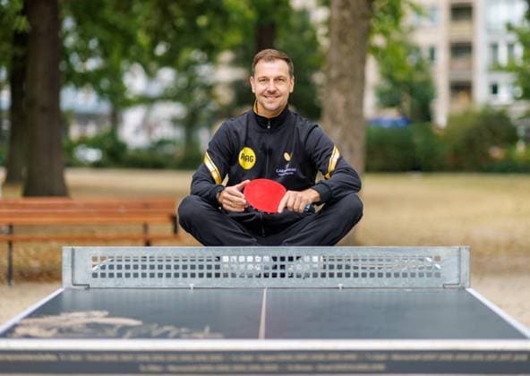 Sport Bilder des Tages 22.08.2025. Düsseldorf. Feierliche Übergabe der Timo-Boll-Tischtennisplatte im Hofgarten. Mit einem speziellen Branding der Tischtennisplatte würdigen die Landeshauptstadt Düsseldorf und D.SPORTS noch einmal die außerordentliche Karriere sowie die Verdienste von Tischtennis-Superstar Timo Boll, der den in Düsseldorf über rund zwei Jahrzehnte maßgeblich geprägt und in seiner stets sympathischen Art hervorragend repräsentiert hat. Feierliche Übergabe der Timo-Boll-Tischtennisplatte *** 22 08 2025 Düsseldorf Ceremonial handover of the Timo Boll table tennis table in the Hofgarten With a special branding of the table tennis table, the state capital Düsseldorf and D SPORTS once again honor the extraordinary career and merits of table tennis superstar Timo Boll, who has significantly shaped the sport in Düsseldorf for around two decades and has represented it excellently in his always likeable manner Ceremonial handover of the Timo Boll table tennis table