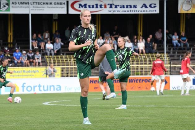22.08.2025, Fussball, Frauen, Saison 2025 2026, Testspiel, Bayer Leverkusen - VfL Wolfsburg Camilla Küver (VfL Wolfsburg, 16) beim Aufwärmen Hof Stadion Grüne Au Bayern Deutschland