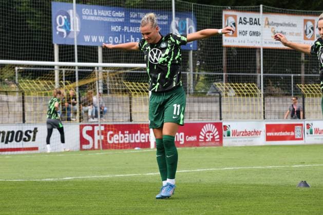 22.08.2025, Fussball, Frauen, Saison 2025 2026, Testspiel, Bayer Leverkusen - VfL Wolfsburg Alexandra Popp (VfL Wolfsburg, 11) beim Aufwärmen Hof Stadion Grüne Au Bayern Deutschland
