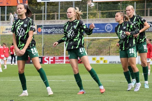 22.08.2025, Fussball, Frauen, Saison 2025 2026, Testspiel, Bayer Leverkusen - VfL Wolfsburg Von links: Joelle Wedemeyer (VfL Wolfsburg, 24), Linnea Saelen (VfL Wolfsburg, 41), Maja Zielinska (VfL Wolfsburg, 36), Camilla Küver (VfL Wolfsburg, 16) beim Aufwärmen Hof Stadion Grüne Au Bayern Deutschland