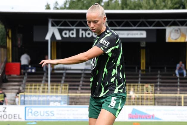 22.08.2025, Fussball, Frauen, Saison 2025 2026, Testspiel, Bayer Leverkusen - VfL Wolfsburg Ella Peddemors (VfL Wolfsburg, 5) beim Aufwärmen Hof Stadion Grüne Au Bayern Deutschland