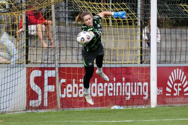 22.08.2025, Fussball, Frauen, Saison 2025 2026, Testspiel, Bayer Leverkusen - VfL Wolfsburg Stina Johannes (VfL Wolfsburg, 1) beim Aufwärmen Hof Stadion Grüne Au Bayern Deutschland