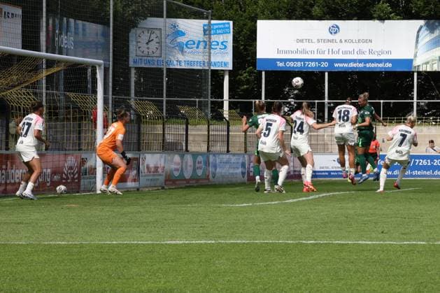 22.08.2025, Fussball, Frauen, Saison 2025 2026, Testspiel, Bayer Leverkusen - VfL Wolfsburg Alexandra Popp (VfL Wolfsburg, 11, rechts in grün) trifft zum 1:0 für Wolfsburg Hof Stadion Grüne Au Bayern Deutschland