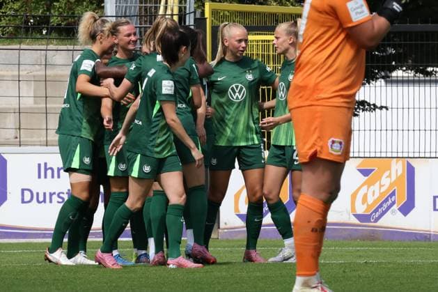 22.08.2025, Fussball, Frauen, Saison 2025 2026, Testspiel, Bayer Leverkusen - VfL Wolfsburg VfL-Jubeltraube nach dem Tor von Alexandra Popp (VfL Wolfsburg, 11, 2. v. l.) Hof Stadion Grüne Au Bayern Deutschland