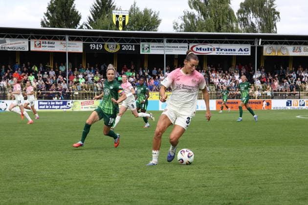 22.08.2025, Fussball, Frauen, Saison 2025 2026, Testspiel, Bayer Leverkusen - VfL Wolfsburg Carlotta Wamser (Bayer Leverkusen, 37, am Ball) gegen Svenja Huth (VfL Wolfsburg, 10) Hof Stadion Grüne Au Bayern Deutschland