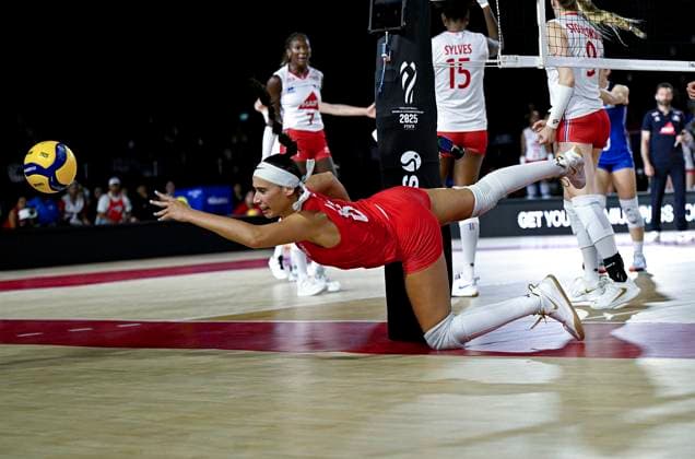 (250822) -- CHIANG MAI, Aug. 22, 2025 -- Valeria Vazquez Gomez (front) of Puerto Rico tries to save the ball during the Preliminary Phase Pool C match between Puerto Rico and France at the Volleyball Women s World Championship, WM, Weltmeisterschaft in Chiang Mai, Thailand, Aug. 22, 2025. ) (SP)THAILAND-CHIANG MAI-VOLLEYBALL-WOMEN S WORLD CHAMPIONSHIP-PUERTO RICO VS FRANCE HouxZhaokang 