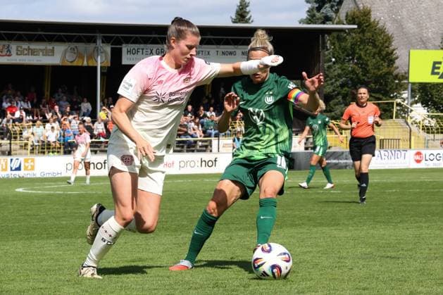 22.08.2025, Fussball, Frauen, Saison 2025 2026, Testspiel, Bayer Leverkusen - VfL Wolfsburg Claudia Wenger (Bayer Leverkusen, 5, in weiß) gegen Svenja Huth (VfL Wolfsburg, 10) Hof Stadion Grüne Au Bayern Deutschland