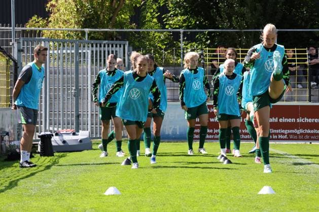 22.08.2025, Fussball, Frauen, Saison 2025 2026, Testspiel, Bayer Leverkusen - VfL Wolfsburg Auswechselspielerinnen des VfL Wolfsburg machen sich an der Seitenlinie warm Hof Stadion Grüne Au Bayern Deutschland