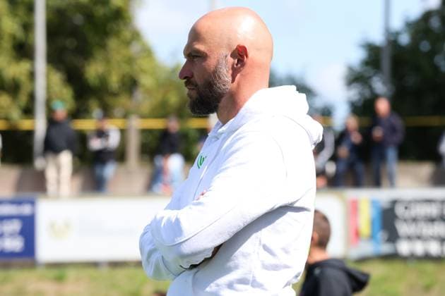 22.08.2025, Fussball, Frauen, Saison 2025 2026, Testspiel, Bayer Leverkusen - VfL Wolfsburg Stephan Lerch (Trainer VfL Wolfsburg) Hof Stadion Grüne Au Bayern Deutschland
