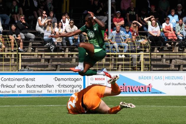22.08.2025, Fussball, Frauen, Saison 2025 2026, Testspiel, Bayer Leverkusen - VfL Wolfsburg Friederike Repohl (Bayer Leverkusen, 27) gegen Lineth Beerensteyn (VfL Wolfsburg, 9) Hof Stadion Grüne Au Bayern Deutschland