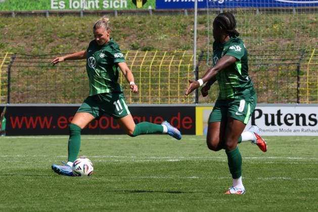 22.08.2025, Fussball, Frauen, Saison 2025 2026, Testspiel, Bayer Leverkusen - VfL Wolfsburg Alexandra Popp (VfL Wolfsburg, 11, am Ball) und Lineth Beerensteyn (VfL Wolfsburg, 9, rechts) Hof Stadion Grüne Au Bayern Deutschland