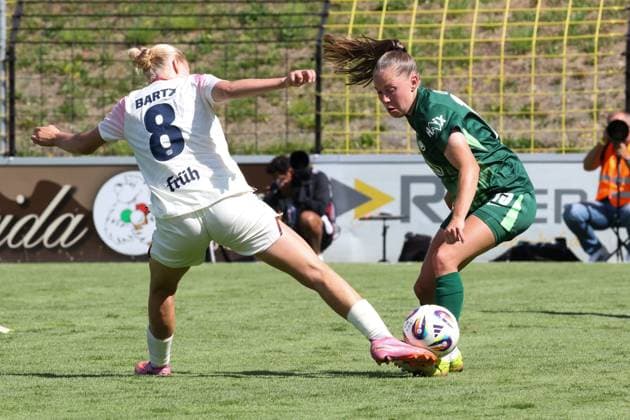 22.08.2025, Fussball, Frauen, Saison 2025 2026, Testspiel, Bayer Leverkusen - VfL Wolfsburg Paulina Bartz (Bayer Leverkusen, 8) gegen Janou Levels (VfL Wolfsburg, 15) Hof Stadion Grüne Au Bayern Deutschland